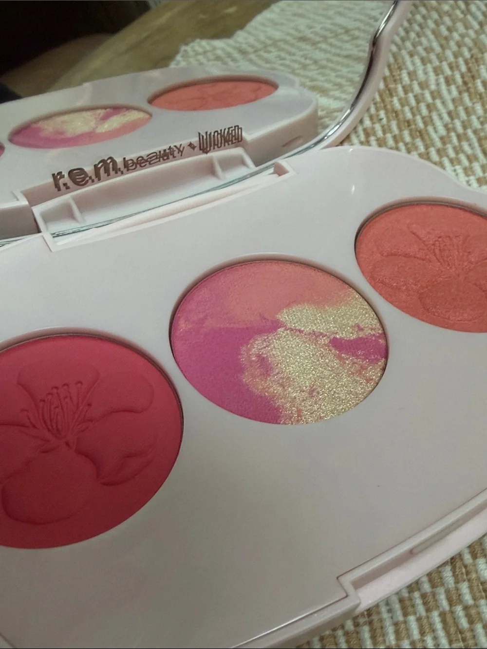 r.e.m. beauty Wicked for Good Cherry Blossom Blush Palette - Pink